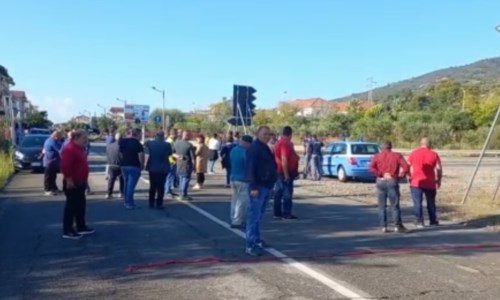 La protestaConsorzio di bonifica di Trebisacce, i lavoratori bloccano lo svincolo della Ss 106: chiedono 6 stipendi arretrati