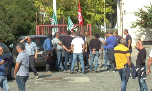 I lavoratori questa mattina davanti alla sede di Trebisacce