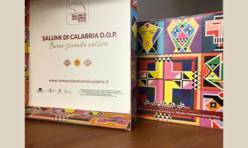 Arte e gastronomiaLe confezioni d’autore di Nik Spatari per promuovere i salumi Calabria Dop