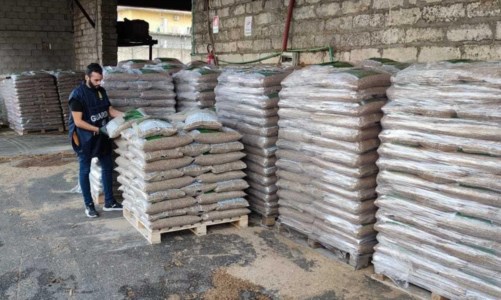 IndaginiSequestrate 75 tonnellate di pellet contraffatto, due indagati nel Crotonese