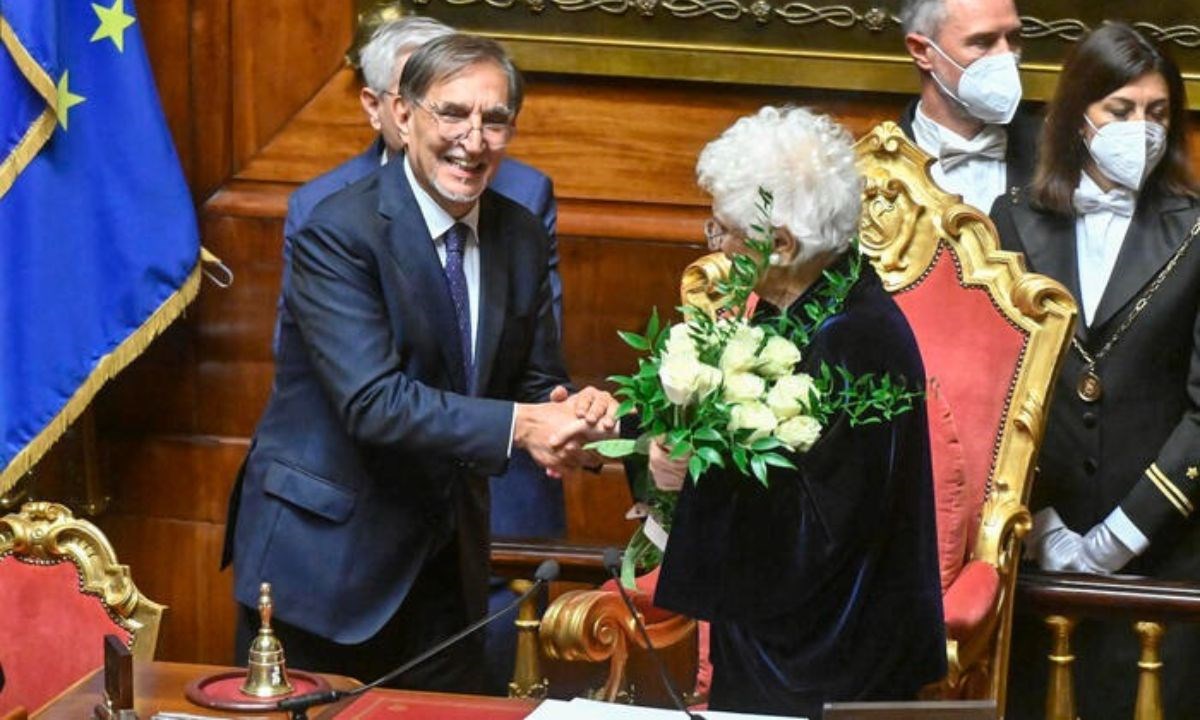La Russa, dopo l’elezione, offre un mazzo di rose bianche alla senatrice Liliana Segre (ANSA)