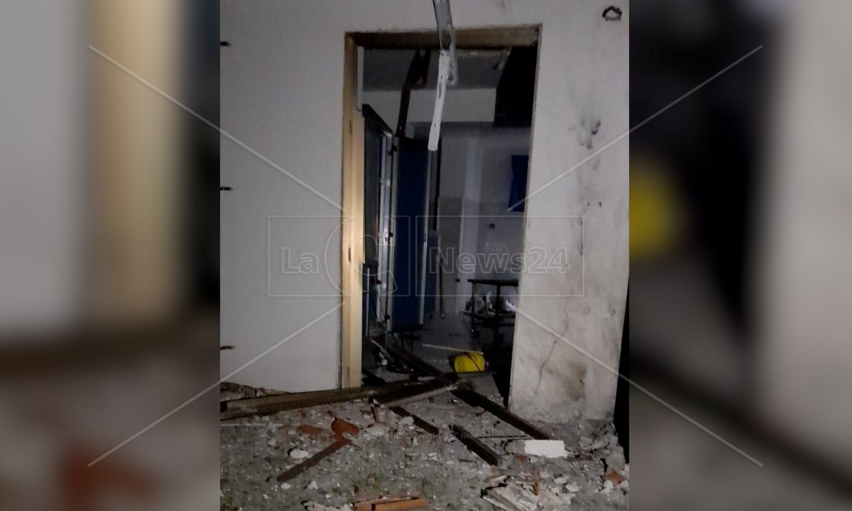 L’ingresso della sala mortuaria dopo l’esplosione