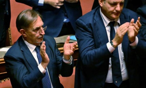 L’elezioneLa Russa nuovo presidente del Senato senza i voti di Fi: centrodestra spaccato e sospetti di “inciucio”