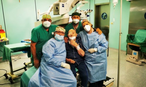 Buona sanita’Operato di cataratta a 102 anni all’ospedale di Lamezia, in uno scatto la felicità di medici e paziente