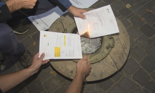 La protestaCaro energia, a Cosenza protesta in piazza di Usb e sindacato Cobas: bollette date alle fiamme