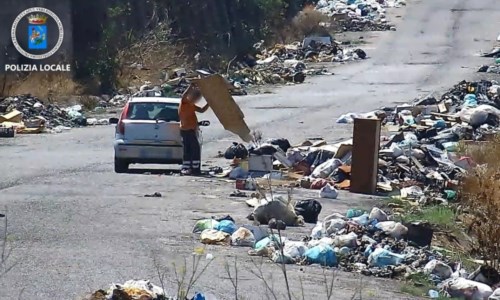 Record di incivilta’In due mesi scarica per 60 volte rifiuti in strada: “lordazzo” seriale beccato dalla polizia locale di Reggio
