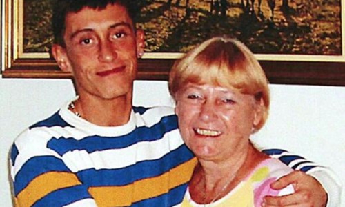 Stefano Cucchi insieme alla madre Rita Calore (ansa)
