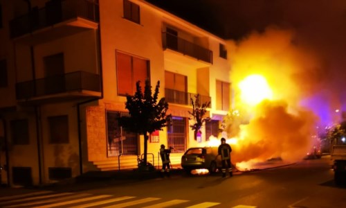 Nel CosentinoTrebisacce, incendio distrugge un’auto e danneggia le vetrate di alcuni negozi