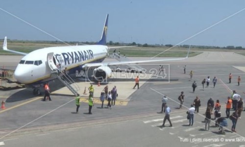 Viaggiatori arrabbiatiVoli Ryanair per la Calabria, tra ritardi e cancellazioni arrivare a destinazione è diventata un’avventura