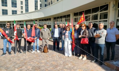 Acque agitateDepuratore Bisignano, gli operai licenziati protestano alla Cittadella regionale