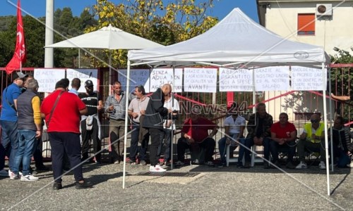 Protesta a TrebisacceI lavoratori del Consorzio di bonifica si incatenano davanti alla sede: «Dignità per le nostre famiglie»
