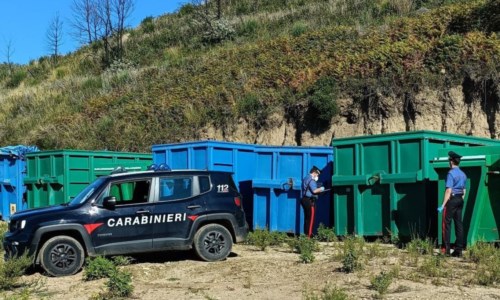 Controlli a tappetoQuattrocento tonnellate di rifiuti in un’area non autorizzata nel Catanzarese: 2 denunce e sequestro del terreno