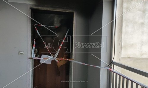 La porta della casa andata a fuoco a Catanzaro