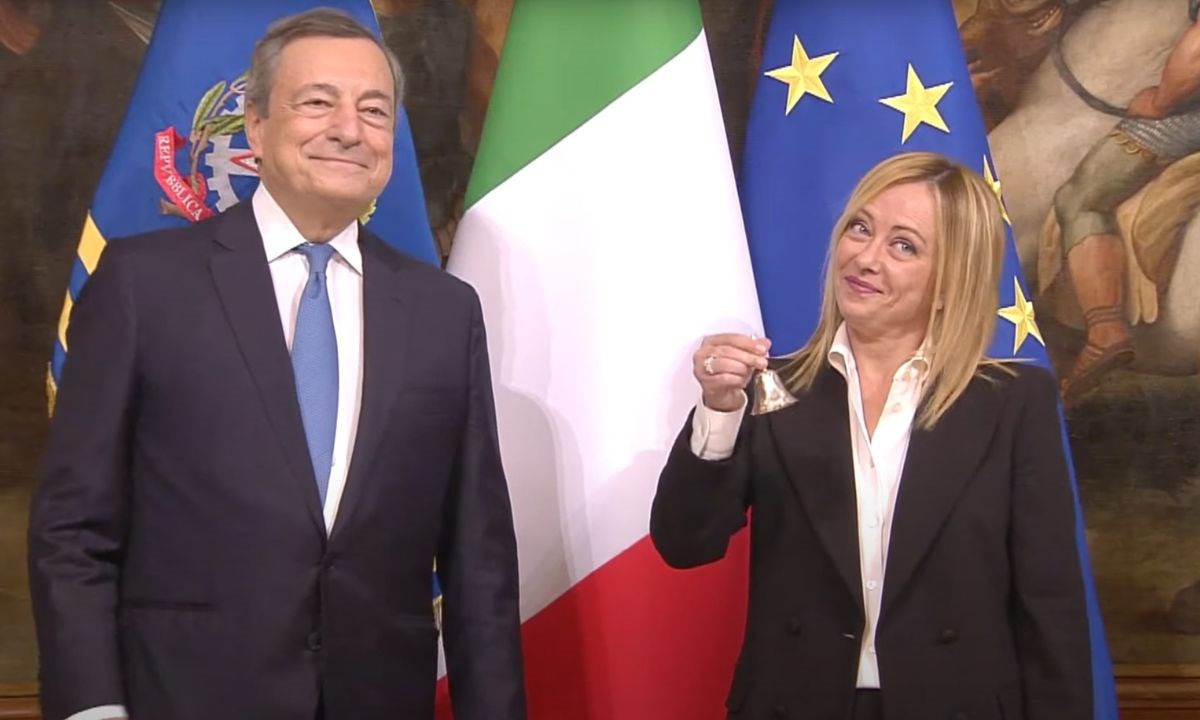 Draghi consegna a Meloni la campanella del Consiglio dei ministri