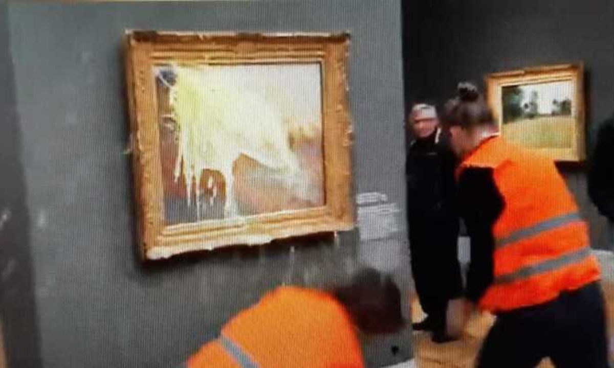 Purè di patate contro un quadro di Monet (foto da Twitter)