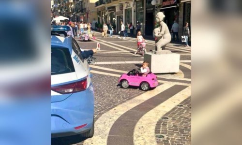 Lo scattoLa polizia ferma una bimba alla guida della sua “auto” sull’isola pedonale a Cosenza, la foto diventa virale sui social
