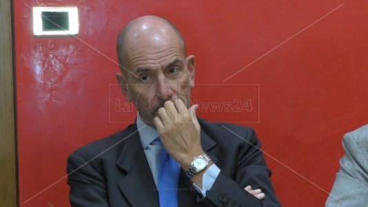 SanitàResta in Calabria Giuseppe Profiti: «È incompatibile con la direzione generale del San Martino di Genova»