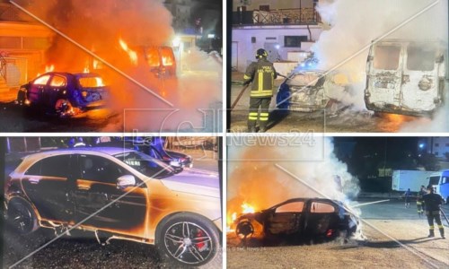 Notte di fuocoIncendio a Corigliano Rossano, in fiamme tre auto e un furgone: via alle indagini