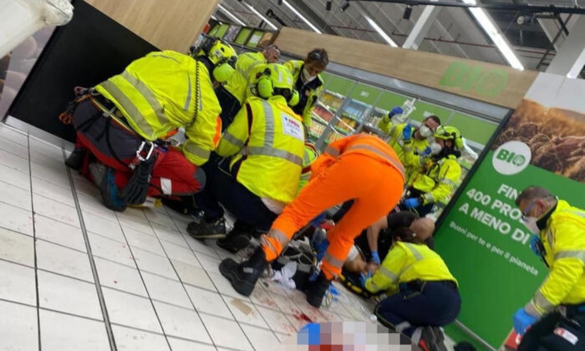 I soccorritori intervenuti nel supermercato del Centro commerciale (Ansa) 