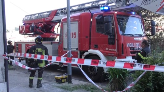 La replicaIncendio mortale a Catanzaro, i vigili del fuoco: «Intervento tempestivo ma il rogo era già esteso»