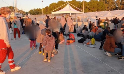 Popoli in fugaAncora sbarchi nella Locride, soccorsi 180 migranti: un arrivo a Roccella e uno a Monasterace
