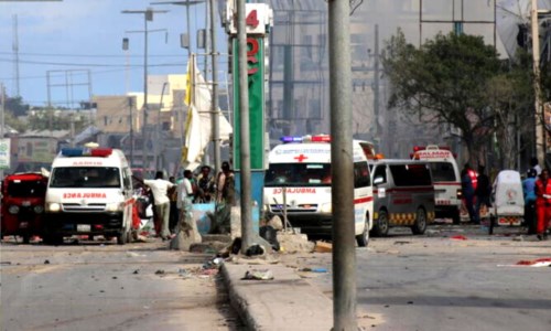 La strageAttentato in Somalia, esplodono due autobomba a Mogadiscio: almeno 100 morti e 300 feriti
