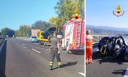 L’impattoIncidente sull’A2 nel Vibonese, 2 auto coinvolte: delle quattro persone ferite una è stata trasferita in elisoccorso