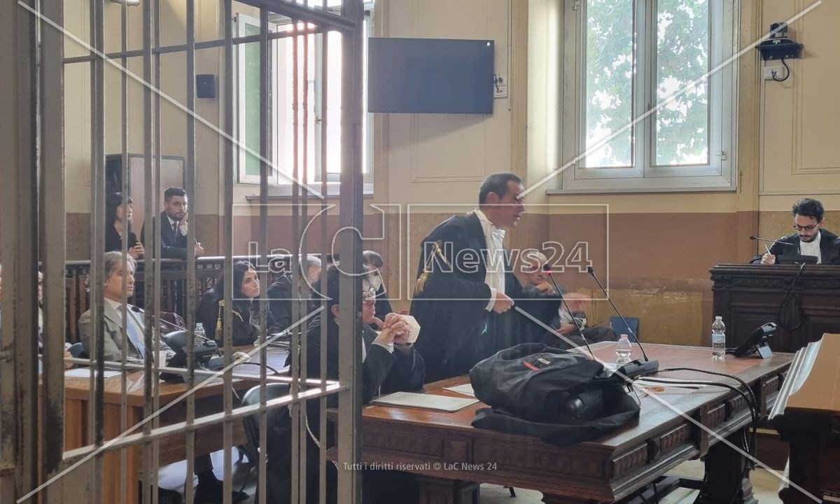 L’avvocato Panella in udienza; dietro Giuseppe Falcomatà
