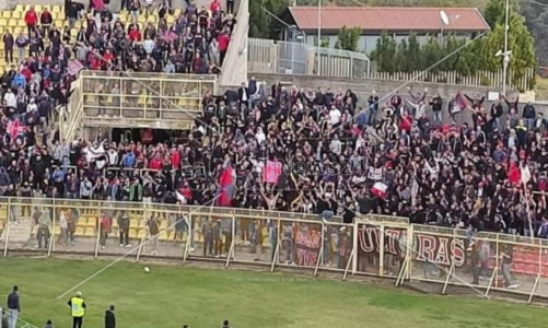 Violenza allo stadioIspettore di polizia ferito da un tifoso durante il derby Catanzaro-Crotone, il sindacato Siulp: «Pena esemplare»