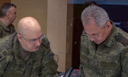 Il ministro della difesa russo Serghei Shoigu ascolta il generale in comando in Ucraina, Sergii Khlan (Ansa)