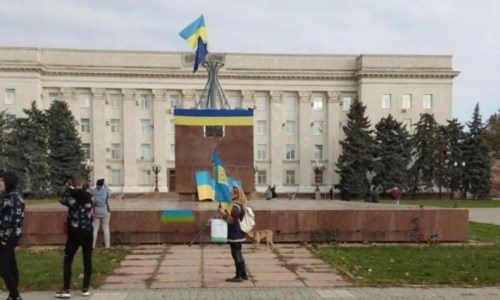 La bandiera ucraina issata nel centro di Kherson (Ansa) 