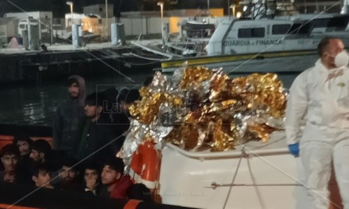 Popoli in fugaMigranti, soccorse 61 persone al largo di Roccella Jonica: si tratta del nono sbarco nelle ultime 2 settimane