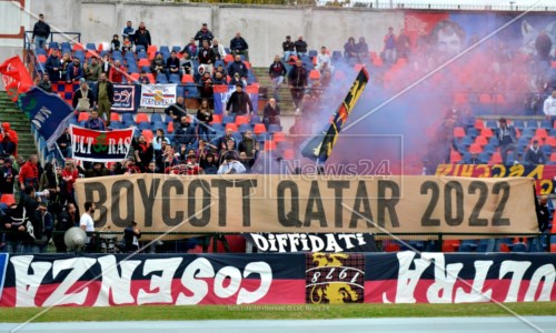 Lo striscione“Boycott Qatar 2022”, la Curva sud del Cosenza si schiera contro il Mondiale di calcio