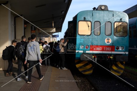 Il viaggio continuaMigranti, la corsa contro il tempo per lasciare l’Italia: stazione dei treni di Roccella presa d’assalto