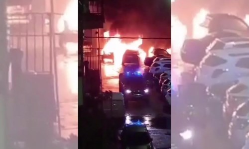 Attimi di pauraIncendio a Cosenza: in fiamme diverse auto, una esplode creando panico nel cuore della notte - Video