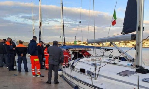 Viaggio della speranzaMigranti, 102 persone sbarcate nel Salento: un morto sull’imbarcazione arrivata al porto di Leuca