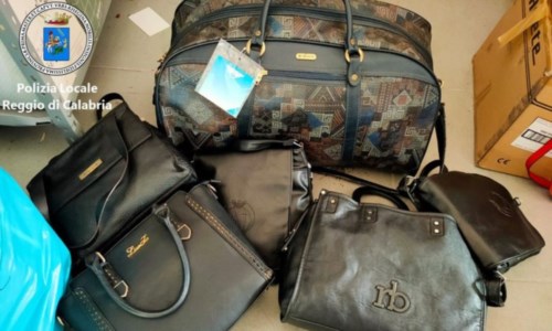 Lotta al taroccoReggio Calabria, sequestrate 130 borse contraffatte: denunciati e multati due venditori ambulanti