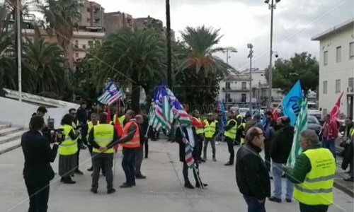 I lavoratori in protesta sotto Palazzo Campanella