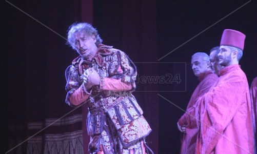 Alberto Gazale interpreta Rigoletto sul palco del Teatro Rendano