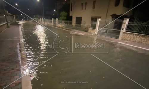 Maltempo nel CatanzareseIl mare entra a Nocera Terinese: disagi alla circolazione, attività commerciali allagate e gente bloccata in casa