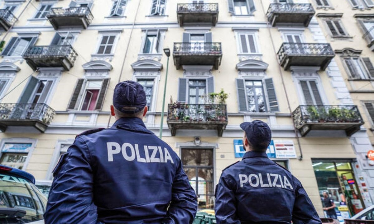 Polizia a Milano (foto Ansa)