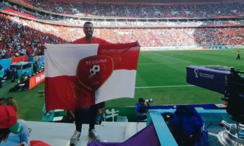 La fotoLa Calabria ai Mondiali, in Qatar spunta una bandiera della Reggina sugli spalti dello stadio Al-Bayt