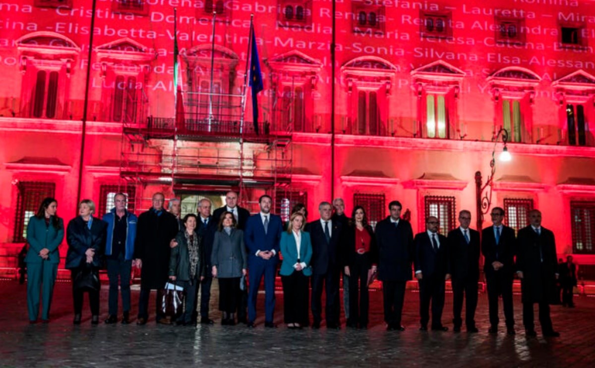 Palazzo Chigi illuminato di rosso con i nomi delle vittime, foto ansa