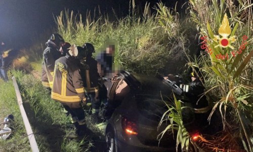 Dal CatanzareseIncidente a Squillace, auto sbanda e finisce in un fossato adiacente alla strada: feriti 2 donne e un bambino