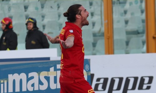 Capitan Martinelli dopo il gol (foto uscatanzaro1929.com)