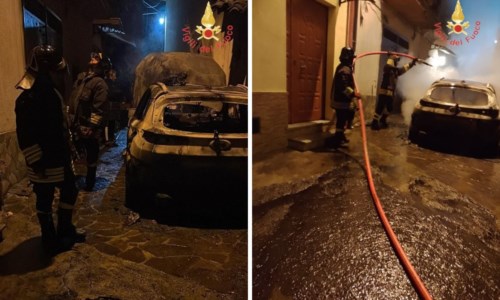 Notte di fuocoIncendio distrugge l’auto del vicesindaco di Vallefiorita, indagini in corso dei carabinieri