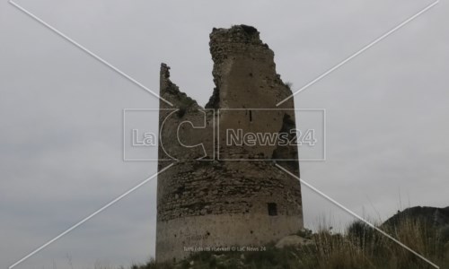 Dissesto idrogeologicoAmantea, la torre del castello si sta sgretolando. La guida turistica: «Doveroso provvedere ad un restauro»