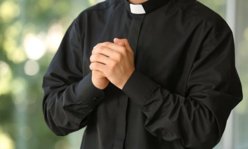 Il casoSacerdote imputato per pedofilia e tornato parroco dopo la prescrizione: l’arcivescovo di Reggio revoca la nomina
