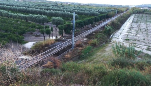 Nubifragi in CalabriaDanni lungo la linea ferroviaria: nel Catanzarese tratta resta sospesa nel vuoto
