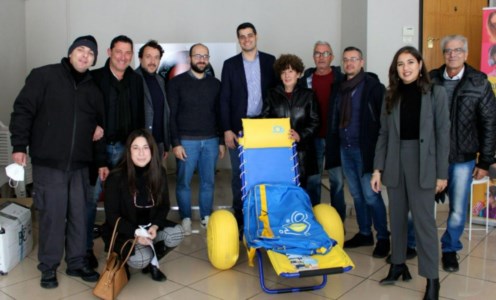 Oltre la disabilita’Politici e volontari donano una carrozzina speciale all’associazione Artgianfamiglia di Pizzo